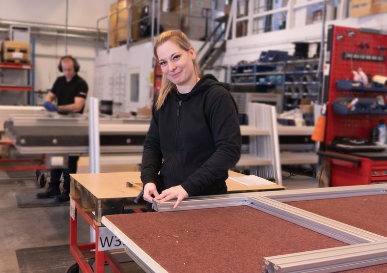 Matilda samler aluminiumskonstruktioner hos Rollco